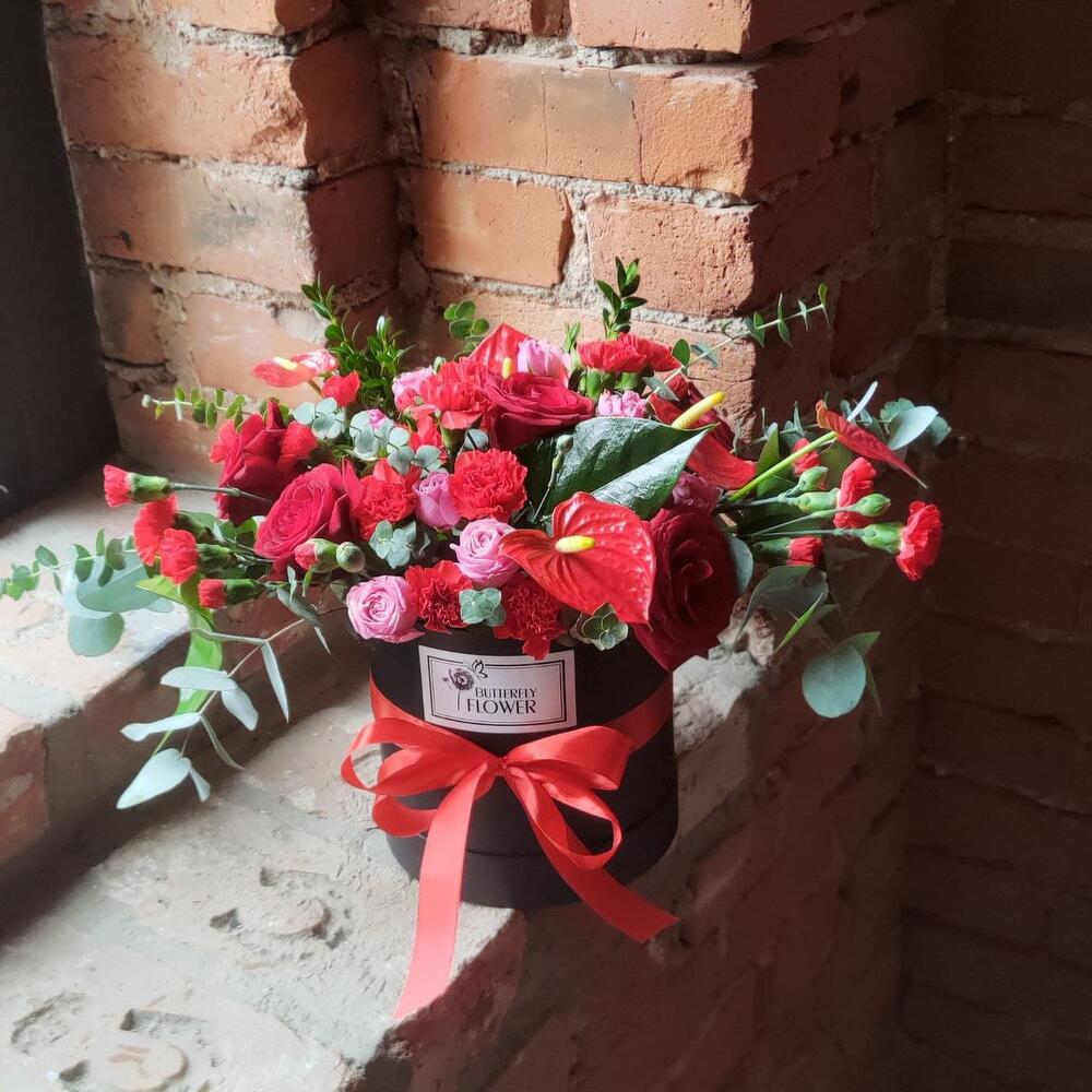 Шляпная коробка с розами, гвоздикой, гипсофилой и антуриумом 