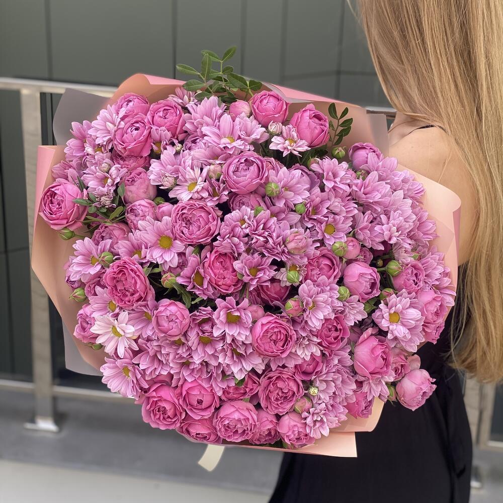 Букет Юбилейный из кустовых пионовидных роз и хризантемы