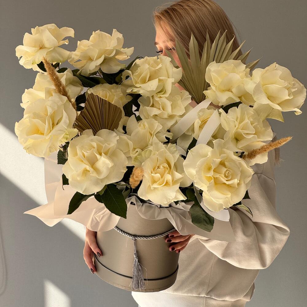 Цветы в коробке с сухоцветами